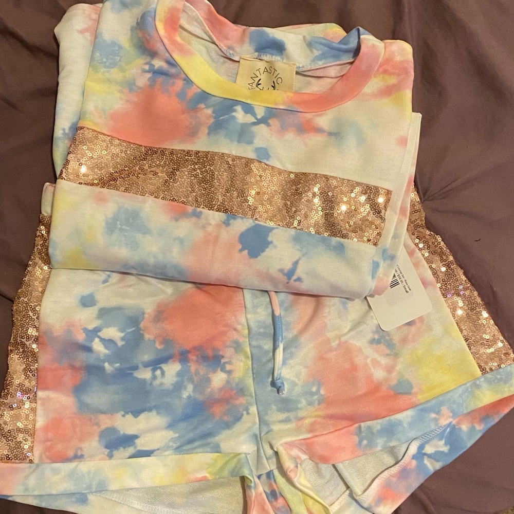 BRAND NEW, 2 piece sequin short set size small